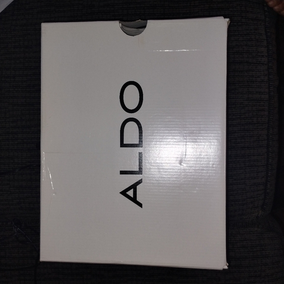 Multiple pairs of women's shoes - Picture 9 of 16